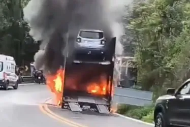 Imagem ilustrativa da imagem Caminhão pega fogo e BR-262 fica parcialmente interditada em Domingos Martins