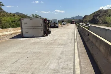 Imagem ilustrativa da imagem Caminhão tomba no Contorno do Mestre Álvaro e interdita pista parcialmente