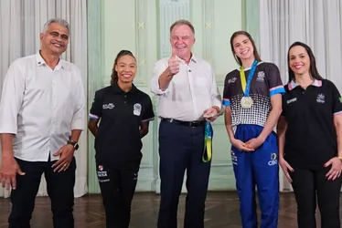 Imagem ilustrativa da imagem Capixabas medalhistas no Mundial de Ginástica Rítmica são recebidas pelo governador