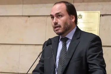 Imagem ilustrativa da imagem Carlos Bolsonaro passa bem após ir a hospital com notícia da prisão do pai
