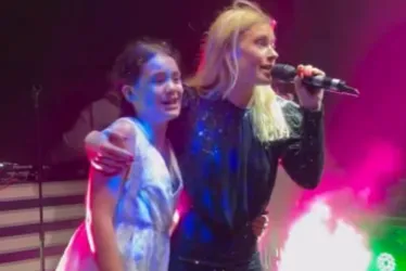 Imagem ilustrativa da imagem Carolina Dieckmann e neta de Preta Gil cantam 'Sinais de Fogo' em festa