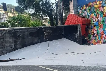 Imagem ilustrativa da imagem Carreta tombada e engavetamento complicam trânsito em Vitória nesta terça-feira