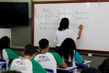 Imagem ilustrativa da imagem Casagrande envia projeto que beneficia profissionais da educação do ES à Assembleia