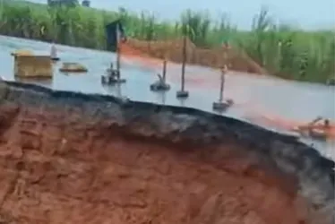 Imagem ilustrativa da imagem Chuvas abrem cratera em rodovia na Zona da Mata Norte de Pernambuco