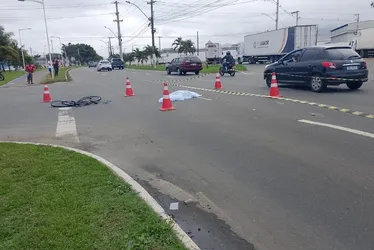 Imagem ilustrativa da imagem Ciclista morre após ser atropelado por caminhão em avenida da Serra