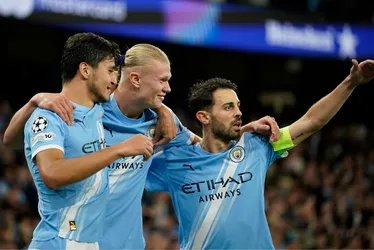 Imagem ilustrativa da imagem City aproveita expulsão e supera o Napoli em dia do 50º gol de Haaland em Champions