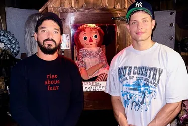 Imagem ilustrativa da imagem Comediante e youtuber compram casa onde fica a boneca Anabelle