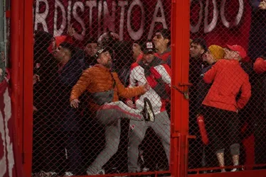 Imagem ilustrativa da imagem Conmebol elimina Independiente da Sul-Americana por barbárie e La U vai às quartas
