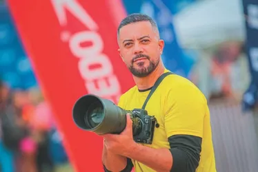 Imagem ilustrativa da imagem "Consigo fazer 3 salários mínimos", conta fotógrafo que registra treinos na orla