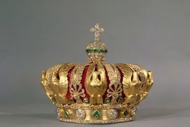 Imagem ilustrativa da imagem Coroa da imperatriz Eugênia é encontrada danificada perto do Museu do Louvre
