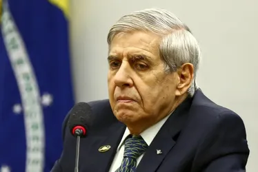 Imagem ilustrativa da imagem Defesa diz que distanciamento de Bolsonaro tirou Heleno de trama golpista