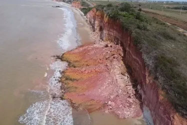 Imagem ilustrativa da imagem Desmoronamento de falésias interdita praia no Sul do ES