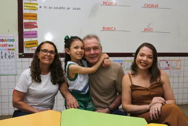 Imagem ilustrativa da imagem Dia do Professor: Paixão pela escola une pais e filha