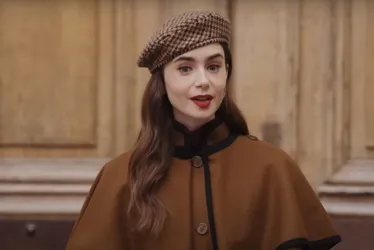 Imagem ilustrativa da imagem Diretor assistente de 'Emily em Paris' morre aos 47 anos durante gravações da série
