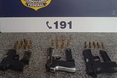 Imagem ilustrativa da imagem PRF prende dois homens por porte ilegal de arma em Viana