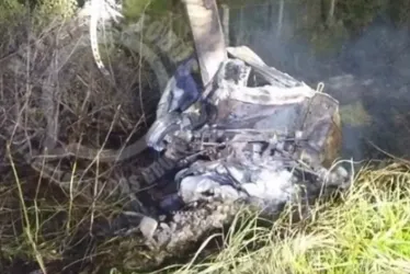 Imagem ilustrativa da imagem Dois jovens morrem após carro colidir em poste e pegar fogo em Guarapari