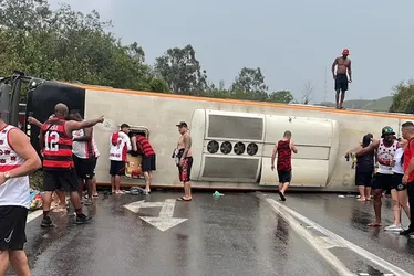 Imagem ilustrativa da imagem Dois passam por cirurgia após tombamento de ônibus, diz torcida do Flamengo