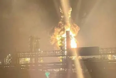 Imagem ilustrativa da imagem Drones ucranianos atingem refinaria de petróleo da Rússia e causam incêndio