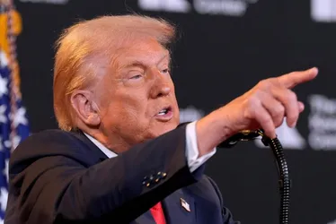 Imagem ilustrativa da imagem Trump manda pintar muro na fronteira de preto para dificultar escalada