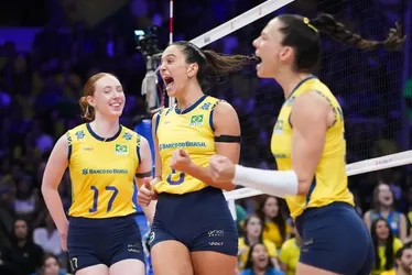 Imagem ilustrativa da imagem Em quadra com iluminação criticada, seleção feminina estreia com vitória no Mundial de vôlei