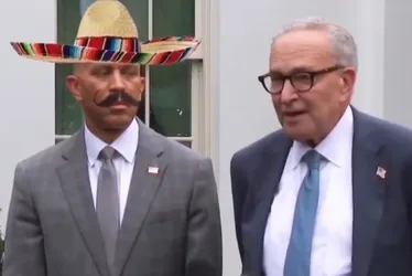 Imagem ilustrativa da imagem Em vídeo de IA, Trump coloca bigode em líder democrata para associá-lo a mexicanos