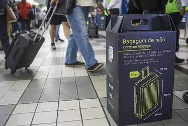 Imagem ilustrativa da imagem Empresas anunciam taxa por mala de mão em aviões