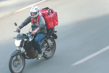 Imagem ilustrativa da imagem Entregadores cadastrados no iFood e na Uber poderão receber até R$ 500