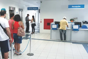 Imagem ilustrativa da imagem Especialistas preveem fila de 3 milhões por benefícios após suspensão no INSS