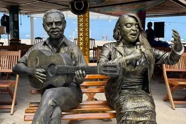 Imagem ilustrativa da imagem Estátua de Preta Gil é inaugurada em Copacabana ao lado da de Gilberto Gil
