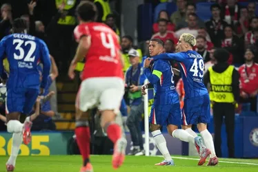 Imagem ilustrativa da imagem Estêvão esbarra no goleiro, Ríos faz contra e Chelsea vence Benfica pela Champions
