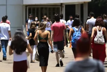 Imagem ilustrativa da imagem Estudantes recorrem a YouTube e apostilas para suprir lacunas do ensino médio