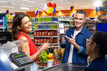 Imagem ilustrativa da imagem Extrabom celebra aniversário com campanha festiva, prêmios e influenciadores do ES