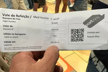 Imagem ilustrativa da imagem Cerca de 300 passageiros enfrentam 40 horas de atraso em voo da Azul para o Recife