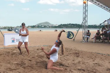 Imagem ilustrativa da imagem Famílias se destacam em torneio de beach tennis em Camburi