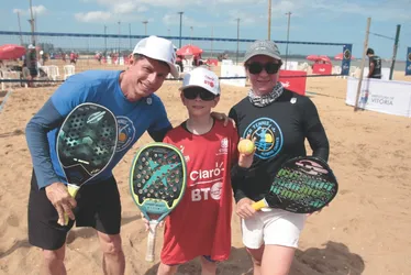Imagem ilustrativa da imagem Famílias se destacam em torneio de beach tennis em Camburi