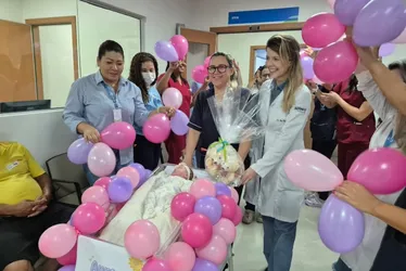 Imagem ilustrativa da imagem Festa em hospital após alta de bebê que nasceu com 930 gramas