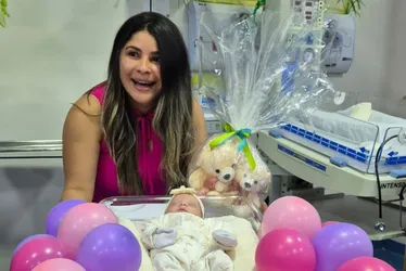Imagem ilustrativa da imagem Festa em hospital após alta de bebê que nasceu com 930 gramas