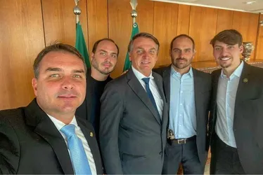 Imagem ilustrativa da imagem Filhos de Bolsonaro exaltam voto de Fux e pedem anulação de julgamento