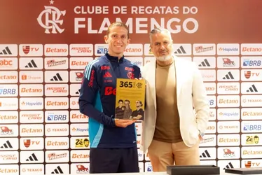 Imagem ilustrativa da imagem Filipe Luís é homenageado pelo 1º ano treinando o Flamengo