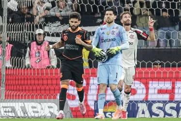 Imagem ilustrativa da imagem Flamengo defende cavadinha, vence Corinthians de virada e dispara na liderança