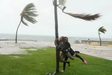 Imagem ilustrativa da imagem Furacão Melissa atinge Jamaica e pode ser a 'tempestade do século'