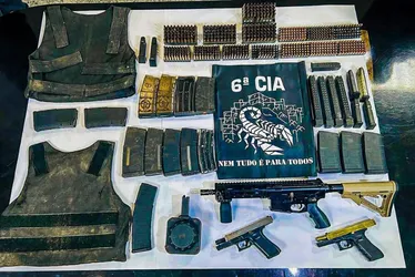 Imagem ilustrativa da imagem Fuzil, pistolas, granada e munições: Veja o que a PM encontrou em porão de Vitória