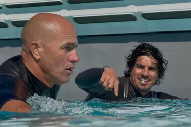 Imagem ilustrativa da imagem Gabriel Medina surfa com Kelly Slater e Rodrigo Santoro em piscina de ondas artificiais em São Paulo