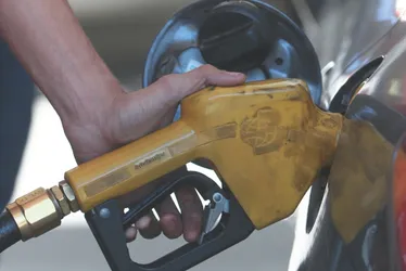 Imagem ilustrativa da imagem Gasolina pode ficar mais cara com interdição de refinaria