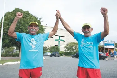 Imagem ilustrativa da imagem Gêmeos de 73 anos de volta à Corrida Tribuna