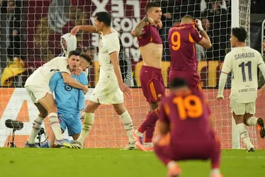 Imagem ilustrativa da imagem Goleiro defende três pênaltis seguidos e Lille surpreende a Roma na Liga Europa
