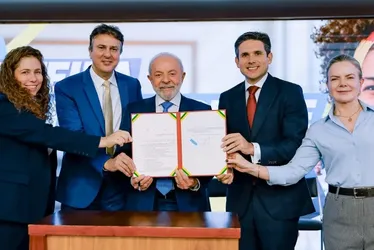 Imagem ilustrativa da imagem Governo Lula lança carteira que dá desconto a professores