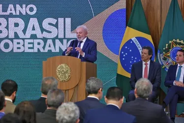 Imagem ilustrativa da imagem Governo anuncia R$ 30 bi em crédito para setores afetados por tarifaço