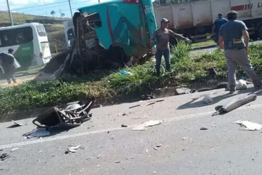 Imagem ilustrativa da imagem Grave acidente entre dois ônibus deixa quatro mortos e 31 feridos em MG