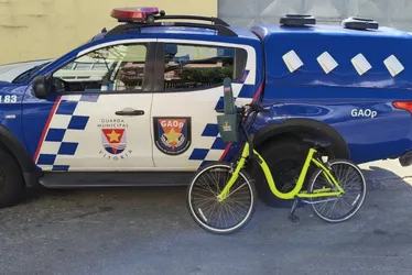 Imagem ilustrativa da imagem Homem é detido pela Guarda de Vitória desmontando bicicleta compartilhada